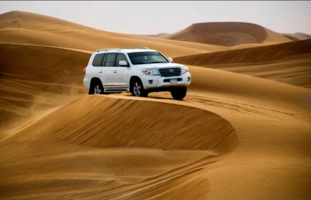 Menjelajahi Keindahan Gurun dengan Safari Jeep di Dubai: Pengalaman Unik dalam Program Umroh Plus Dubai dari Dewangga
